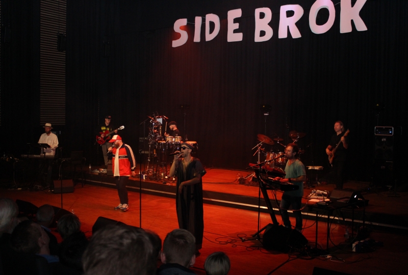 Side Brok opna turnéen med Herøy-elevane som publikum